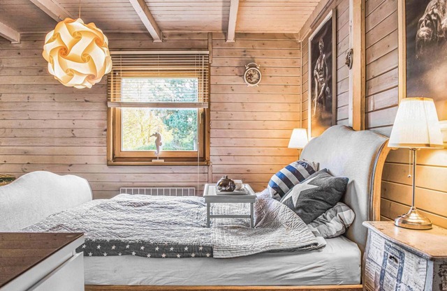 This lively cottage is located in the eastern interior of Poland just 200 meters from the lake.