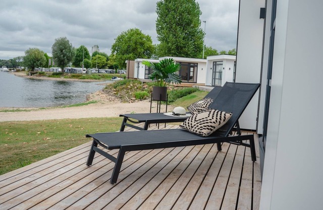 This luxurious, stylish and detached holiday villas for six persons have a unique view of the water. The luxurious villa offers lots of privacy, a high comfort level and features a spacious hardwood outside patio. All ingredients to enjoy an amazing