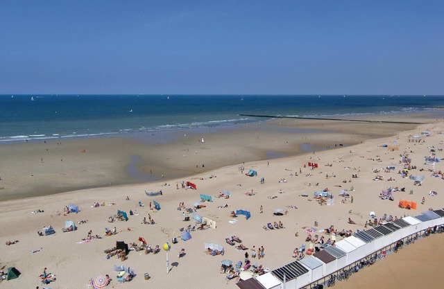 This spacious apartment in Ostend is located 5 minutes from the beach.