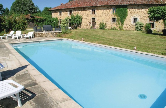 This superb vacation home with swimming pool is located in Moissannes, 24 km from Limoges, in the No