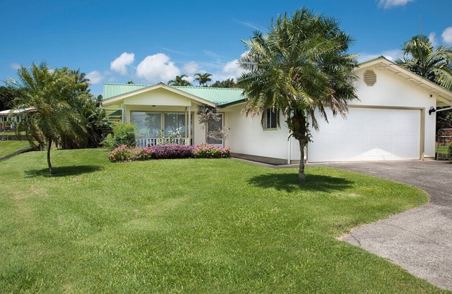 This Tropical Bungalow features Air Conditioning and Tempurpedic King Bed