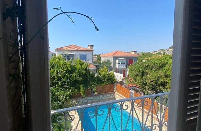 This villa is a 4 bedroom(s), 3 bathrooms, located in Çeşme, İzmir.
