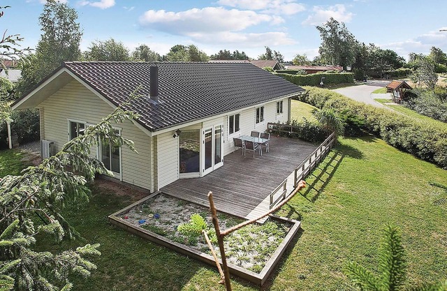 This well-maintained vacation home enjoys a beautiful location in Gerlev Strandpark, by Roskilde Fjo