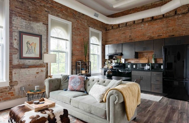 Thompson 307 · Light Filled Artist Loft - Downtown Depot town