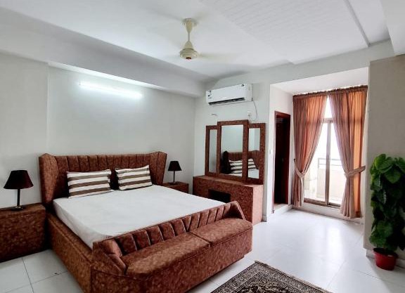 Three Bed Attached Bath Netflix Wifi Smart TV Parking WFH Desk Near Airport