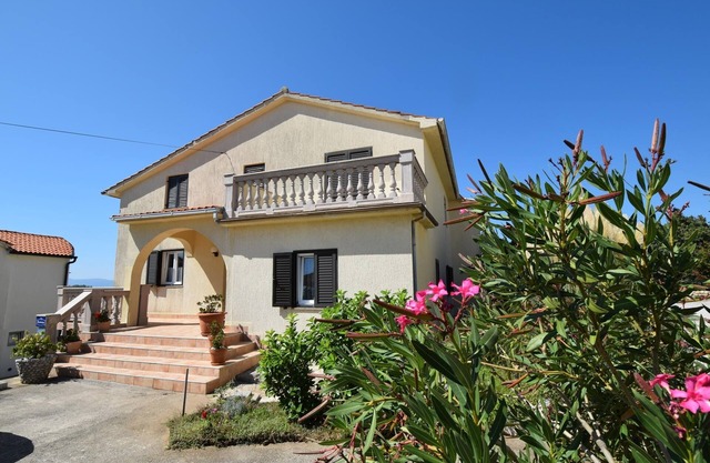 Three bedroom apartment with terrace and sea view Omišalj, Krk (A-20471-a)