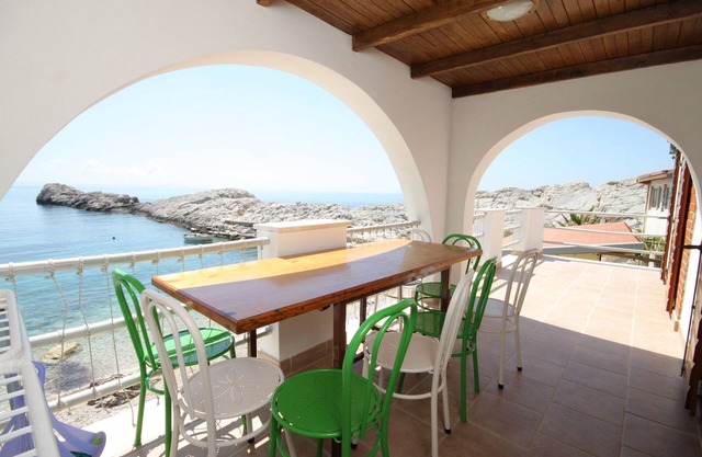 Three bedroom apartment near beach Cove Zaraće, Hvar (A-8781-a)