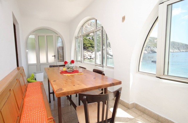 Three bedroom apartment near beach Cove Zaraće, Hvar (A-8781-b)