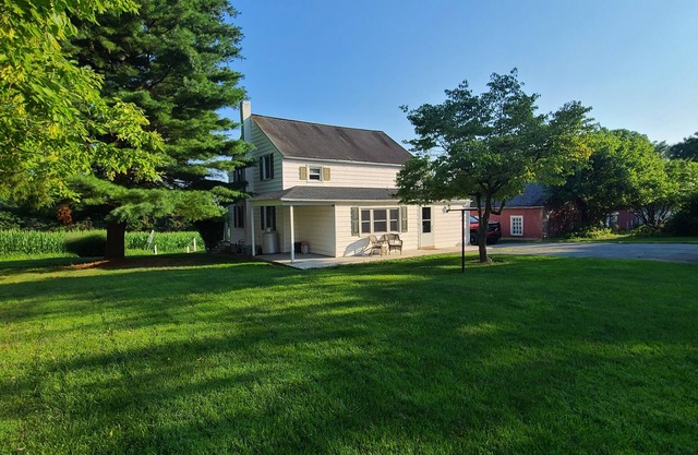 Three bedroom farmhouse,king size beds with country living