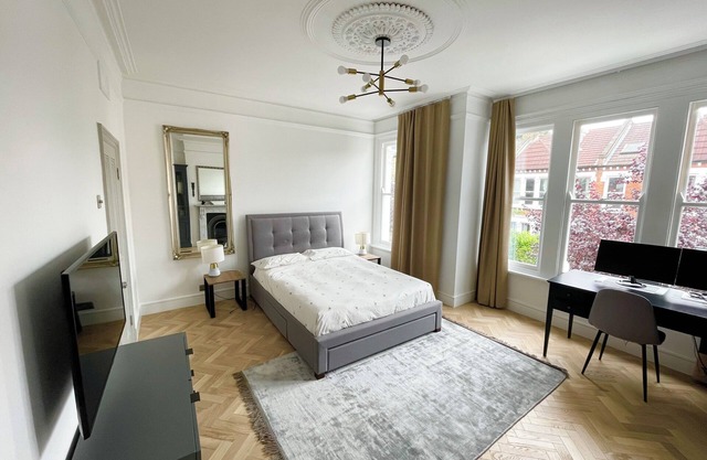 Three bedroom house in Clapham