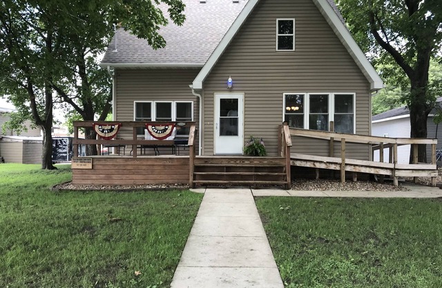 Three Blocks To The Lake! 4 Bedroom House With Two Stall Garage Sleeps 8