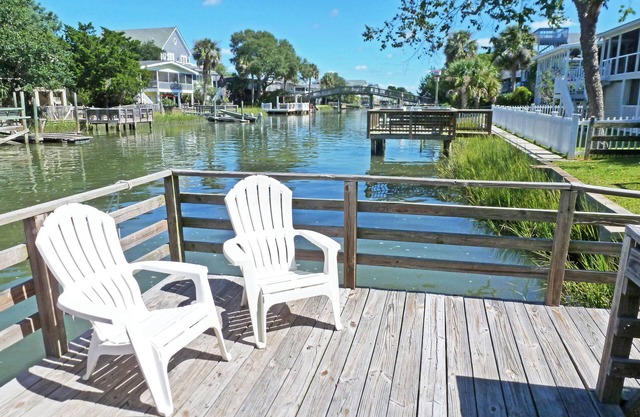 Tidal Canal Beach House, Dog Friendly, Dock, Screened Porch, Easy Walk to Beach