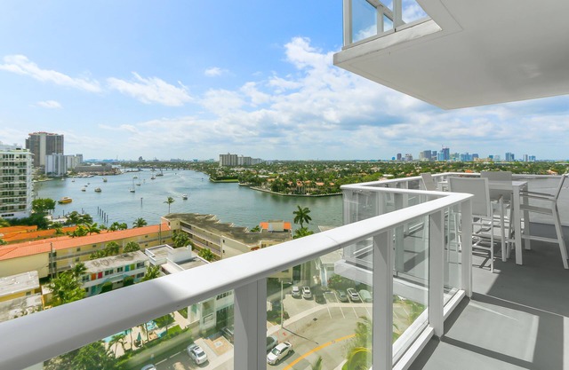 Tiffany Ebony: Ocean & Canal views, Walk to Beach
