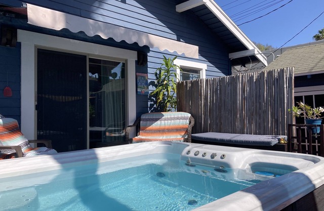 Tiffanys by the Sea🏊🏼🏄🏼‍♀️ Cal Bungalow with swim spa and minutes walk to beach.