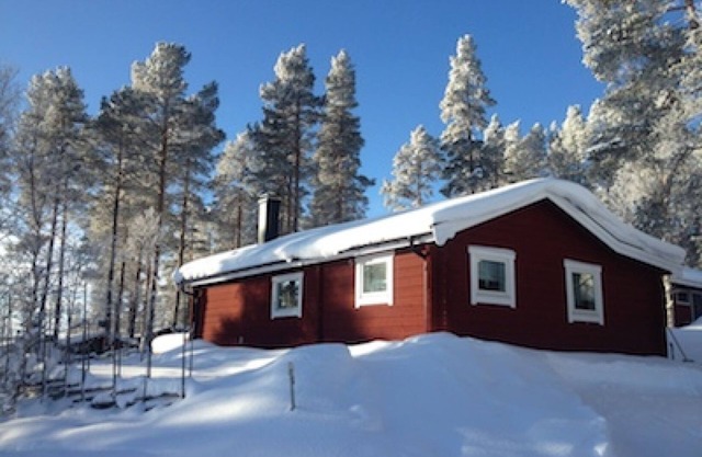 Timber cottage with hot tube, sauna, boat, canoe
