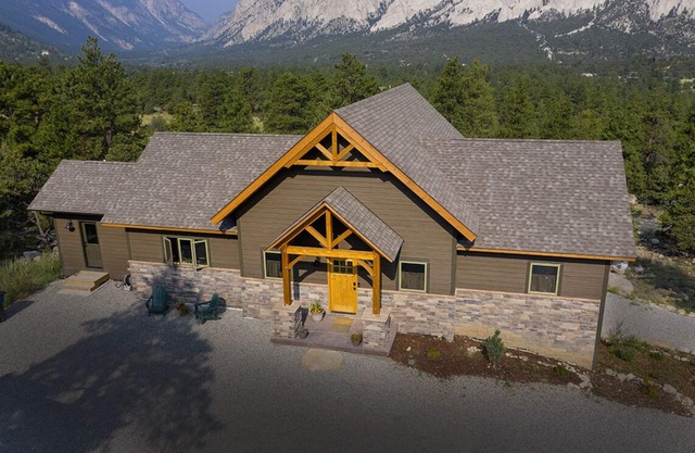 Timber Frame Home with Spectacular View of Chalk Cliffs and Canyon