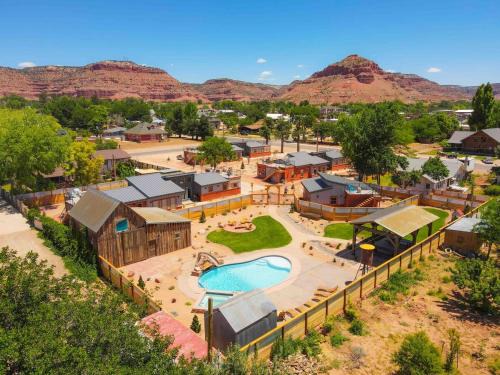 Timber & Tin E 2Bed 2Bath w Pool & Rooftop Deck