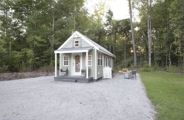 ~Timber Tiny House~ Screen Porch~ Fire Pit~ Private Driveway~ Country Getaway~