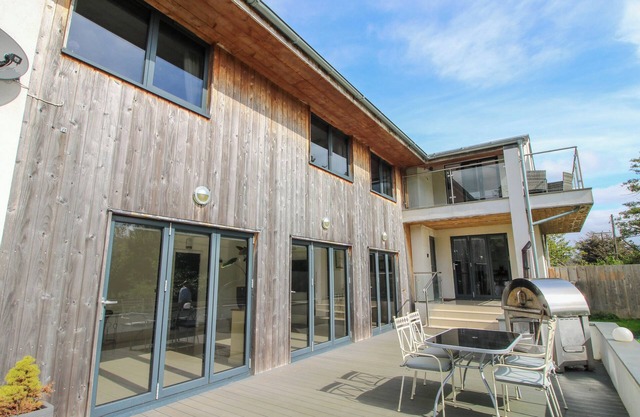 TIMBERDYNE, pet friendly, character holiday cottage in Woofferton