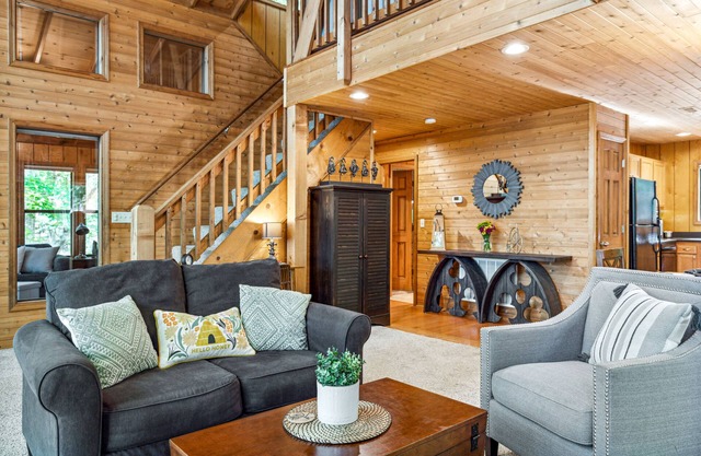 Timberline Cottage by Sarah Bernard, Beautiful Private Dock and Treehouse!