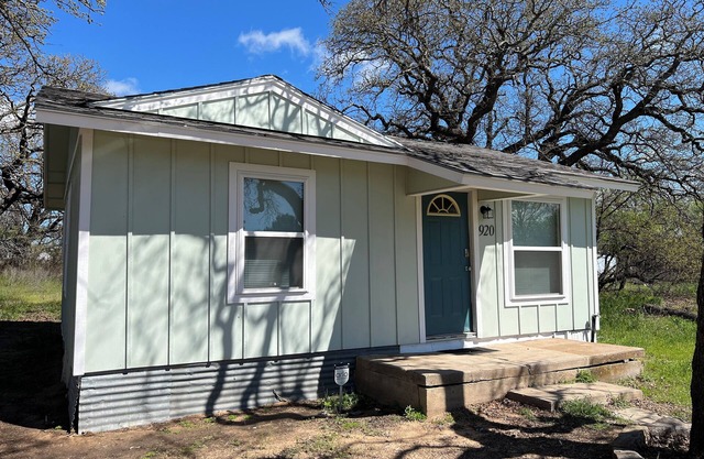 Tiny cabin 15 mins outside Abilene, TX. Quiet Country feel, close to amenities.