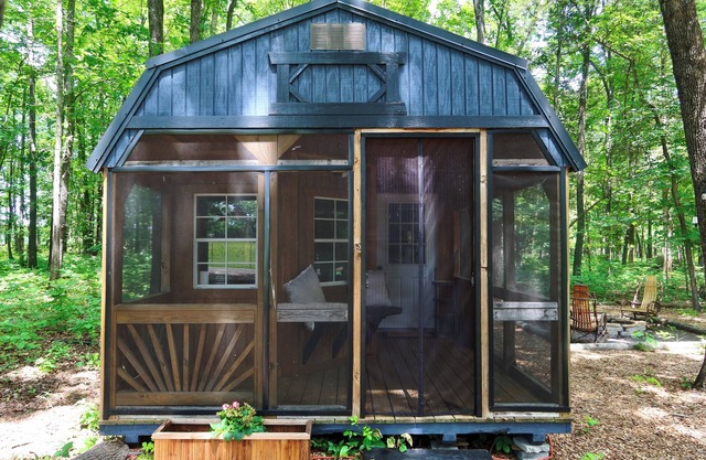 Tiny Cabin with beautiful country views. Pet friendly!