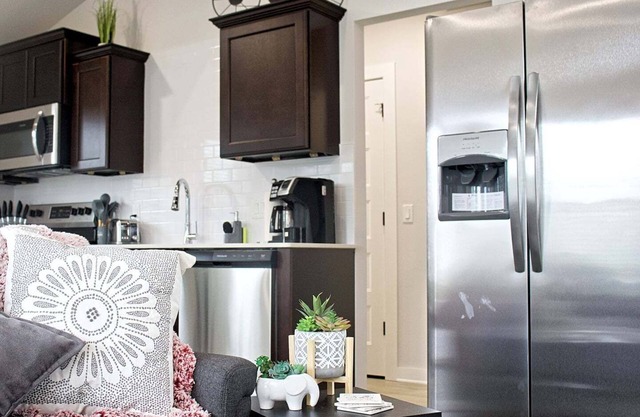 Tiny Home near MTB Trails, Wal-Mart HQ, Sleeps 6+