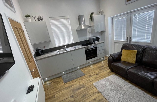 Tiny Home.Super fast wi-fi.Parking.Work from home.10min M48/49 Bridges.Cosy area
