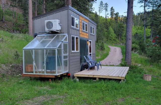 Tiny House in the meadow on Two Bit Creek. Minutes from Deadwood and Sturgis.