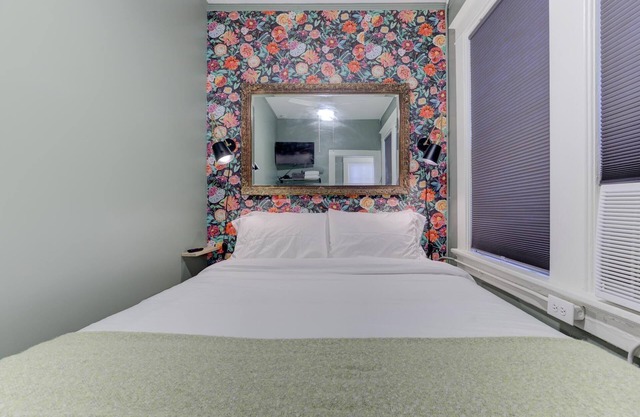 Tiny Trendy Traveler's Studio in Historic Midtown!