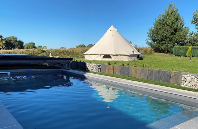 Tipi au Bord de la Piscine