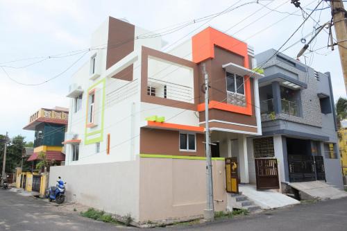 Tirvzr Home Stays, Service apartments