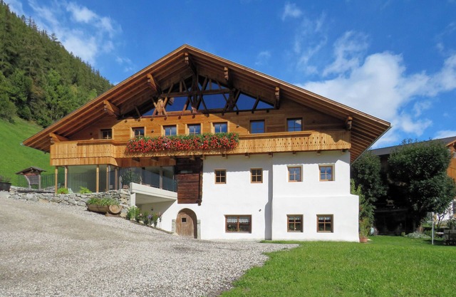 "Tischlerhof Zirm" vacation apartment with balcony and mountain view