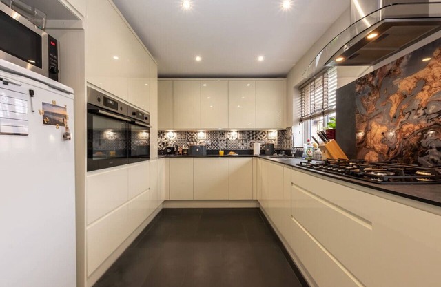 Titchfield House - A beautiful 3 bedroom house with free parking. And dog friendly!