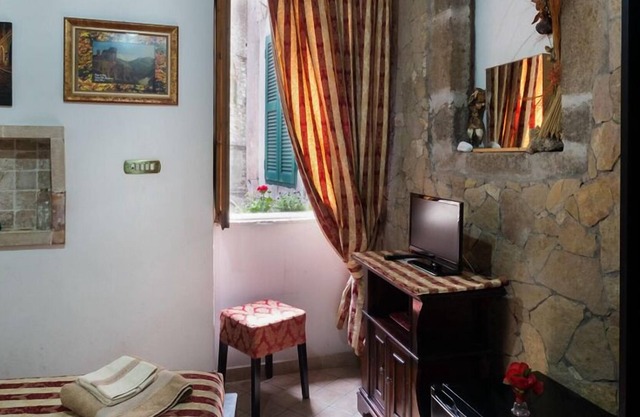 Tivoli, Sibilla independent room with bathroom in the heart of the historic center