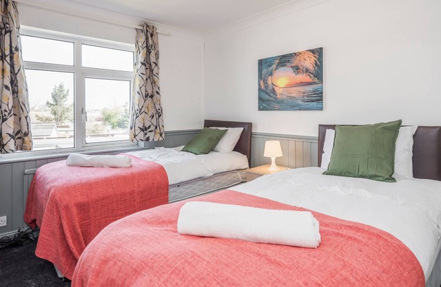 TMS Spacious 3-Bed House! Tilbury! Free parking!