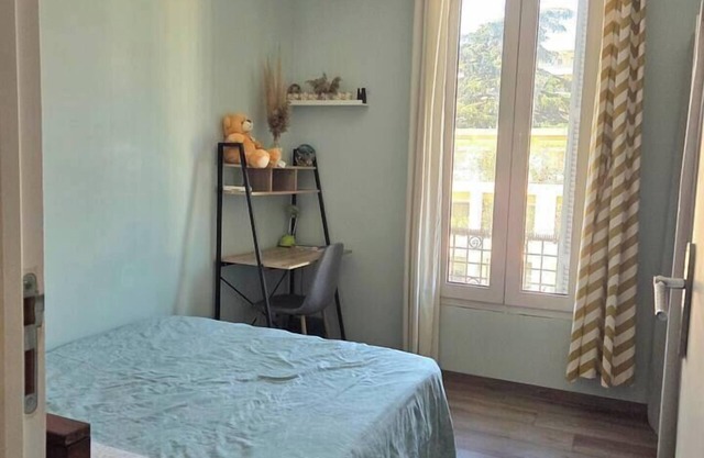 To complete, Lovely 2-bedrooms apartment with AC in Le Cannet, Cannes.