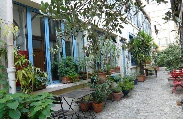 To rent small charming house (70m2), 2 p!ecies, the center of Paris