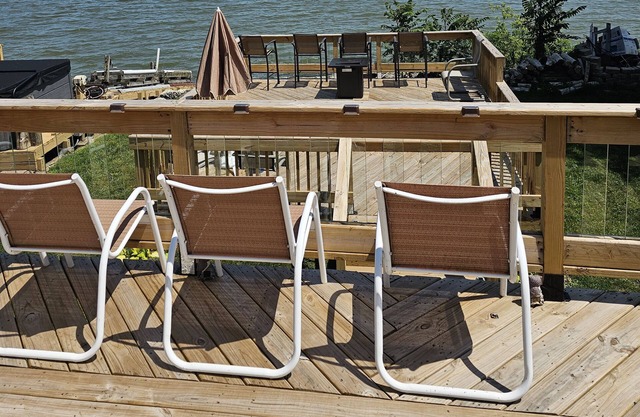 Toledo, lakeside home 3 bdrm sleep 7 on Lake Erie with 4 decksnto choose from.