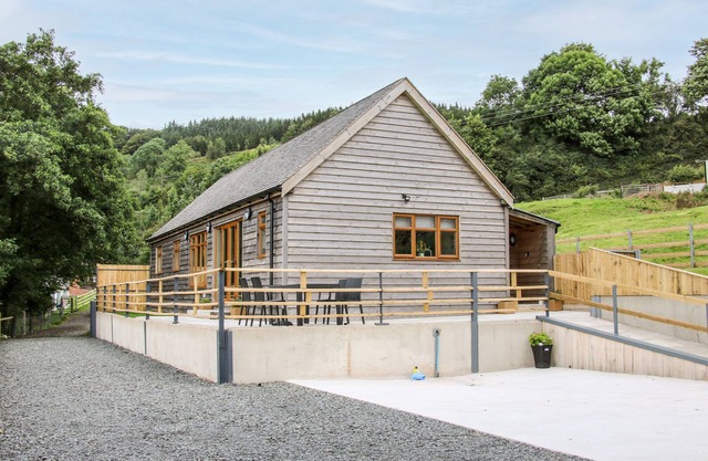 TOOT VIEW, pet friendly, character holiday cottage in Bridgnorth