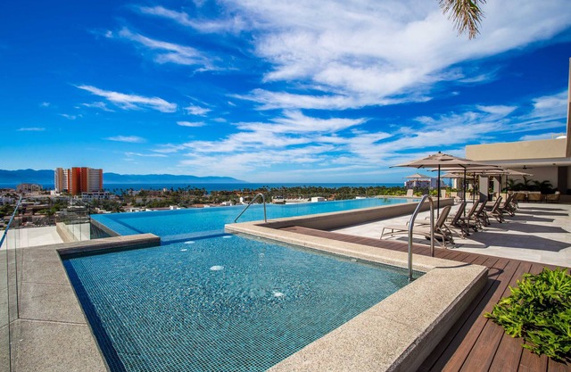 Top-Floor 2BR w/Skyline Views, Pool & Gym