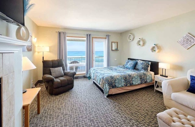 Top Floor Ocean View Suite - Sleeps Six - Pool & Hot Tub Access!