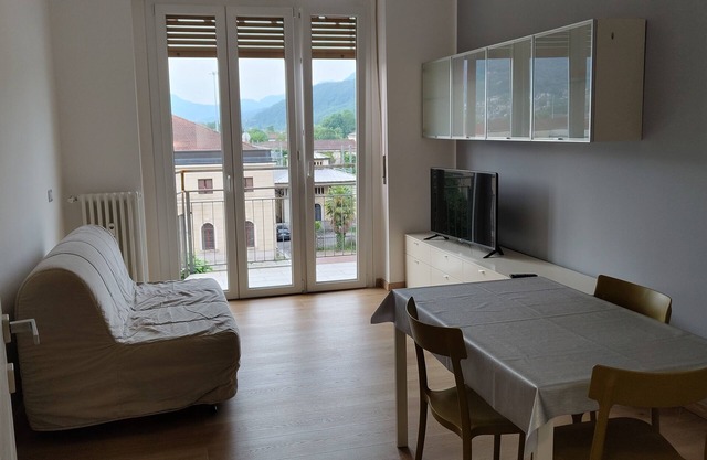 Top-lage in Luino mit Blick auf den Lagomaggiore