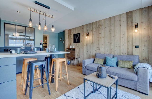 Top location, superb accommodation facing tracks