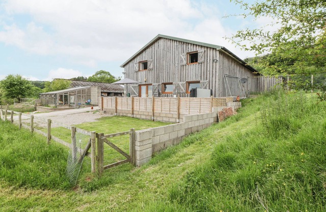TOP LODGE, pet friendly, character holiday cottage in Penhow