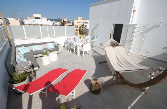 Top-modern,comfortable duplex apartment with large roof terrace 100m to the sea