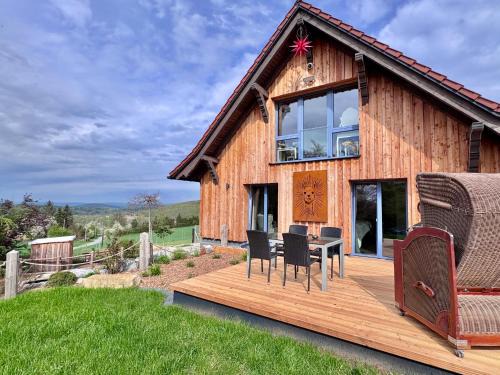 TOP moderne FeWo - Alpakahof zum Himmelreich, traumhafte Lage, Terrasse mit Weitblick, kostenfreier Parkplatz, Nähe Kurklinik, optional Sauna