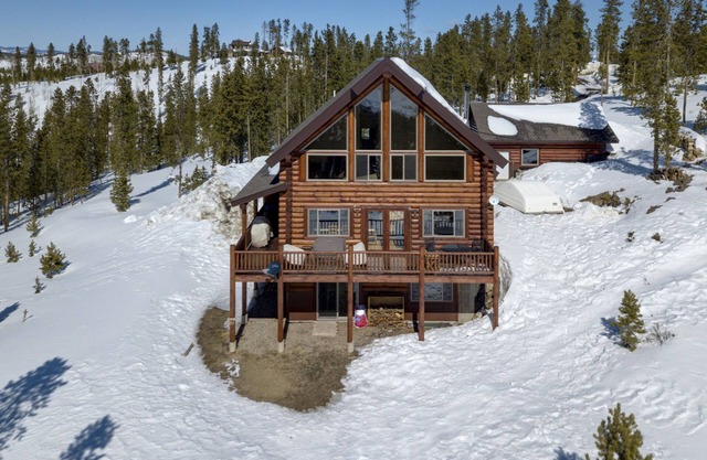 Top of the Mountain Log Home with BREATHTAKING VIEWS near Winter Park, Granby