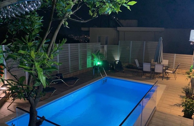 Top quality 2-bedroom home w/pool & magical view