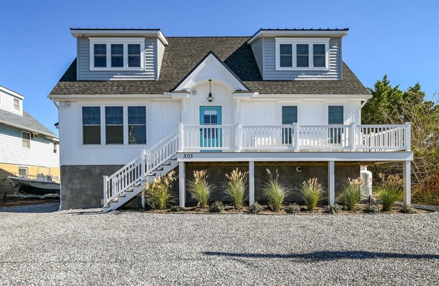 Top Reviewed 5 BD, 3 BA Spacious Canal-front Cottage with 2+ block walk to beach